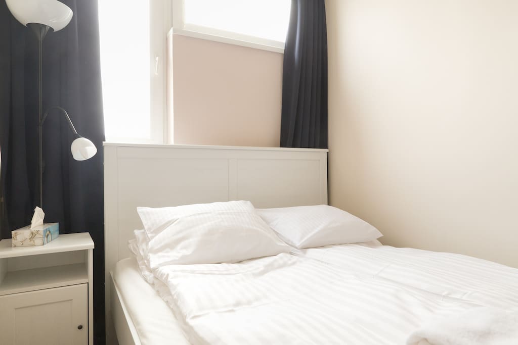 Bedroom with double bed/Sypialnia z podwójnym łóżkiem