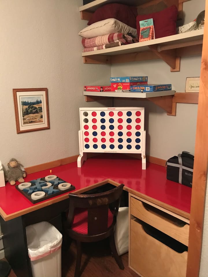 Herný/študijný stôl.