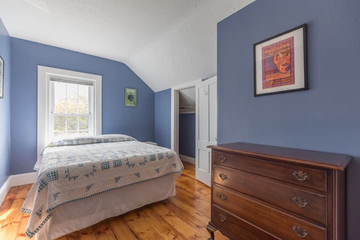 Спалня 3 разполага с двойно легло с чисто нов матрак с мемори пяна и стени, покрити с изкуство 