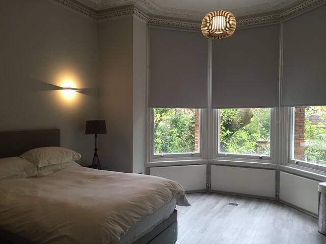 Stunning Flat in Leafy Hampstead gallery image 2