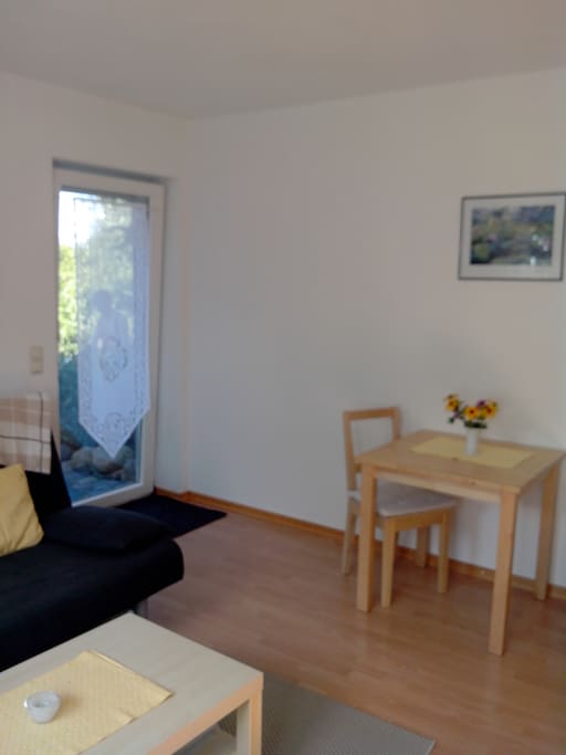 Kombinierter Wohnraum mit Miniküche
Ein/Ausgang zum Sitzplatz