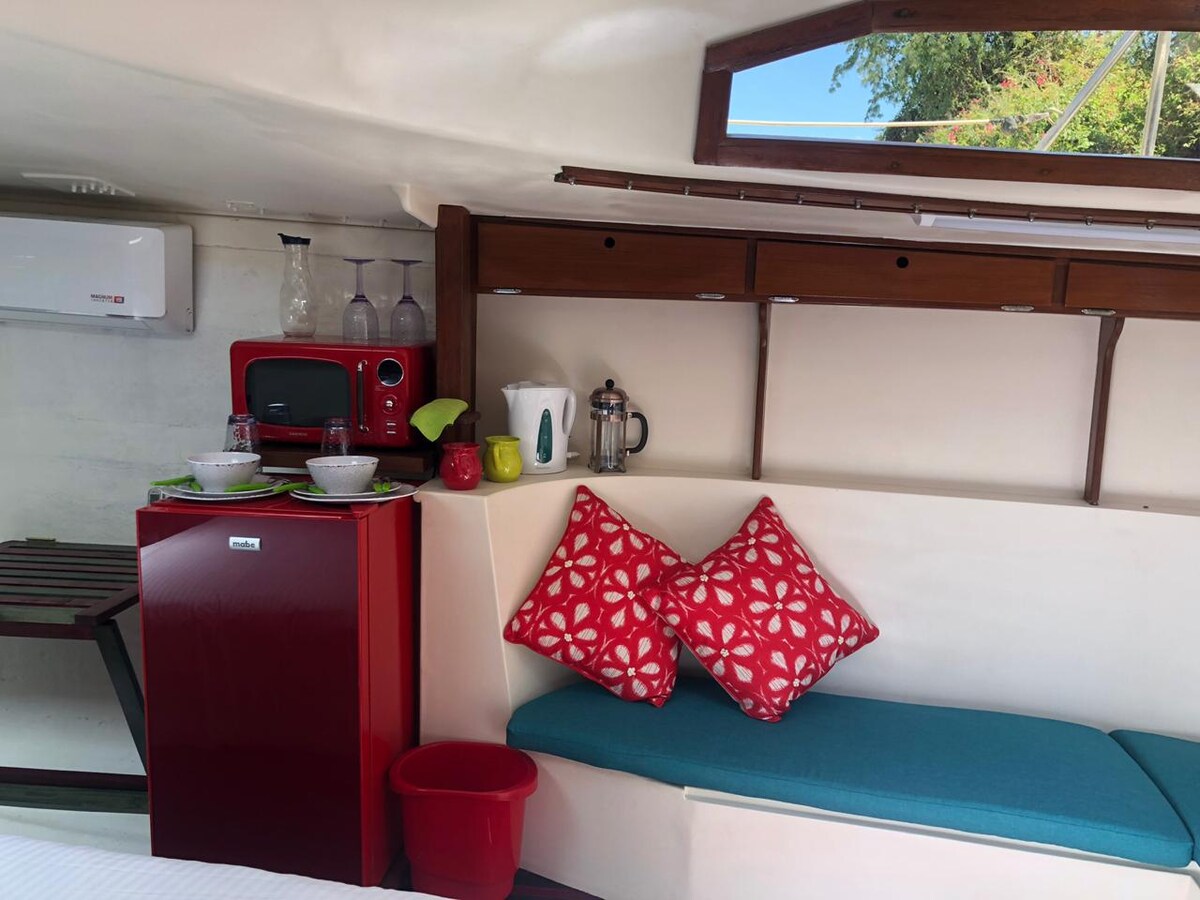 Priestor na posedenie s vybavením kuchyne
Chladnička, mikrovlnná rúra, francúzsky lis, elektrická kanvica na vodu.