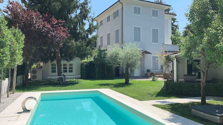 Town villa & heated pool next historic walls Lucca