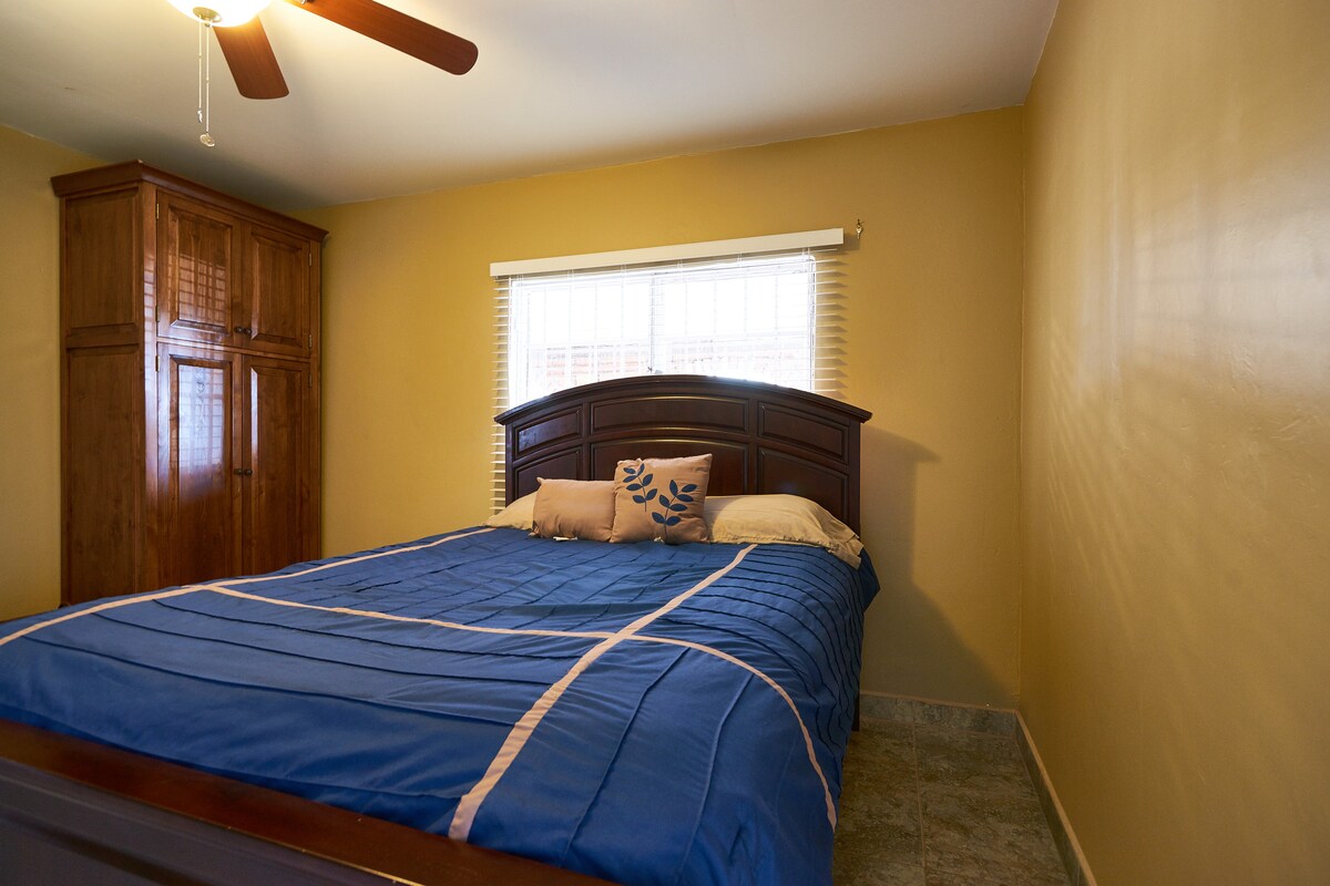 غرفة نوم رقم1 بسرير بحجم كبير