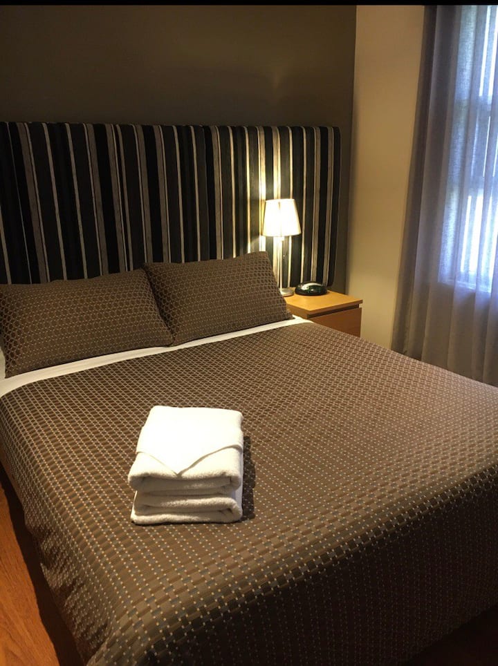 เตียงควีนไซส์ห้องนอน
ที่ 3