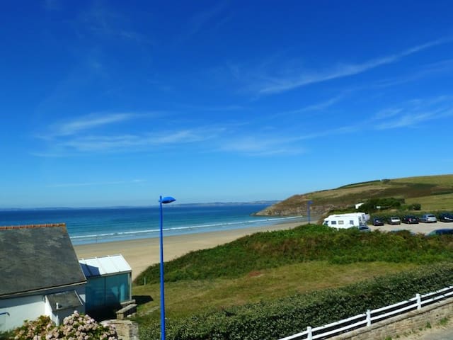 Studio Vue Sur Mer Avec Terrasse Plage De Kervel Apartments For