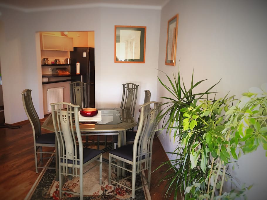 Dining room - table for 6 ppl