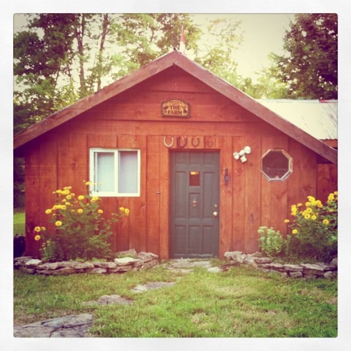 The cabin sleeps 4-6. Wood stove, fridge, tub & shower (water off Nov - April)