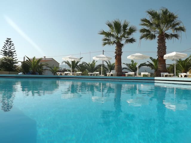 LEONIDAS HOTEL & STUDIOS