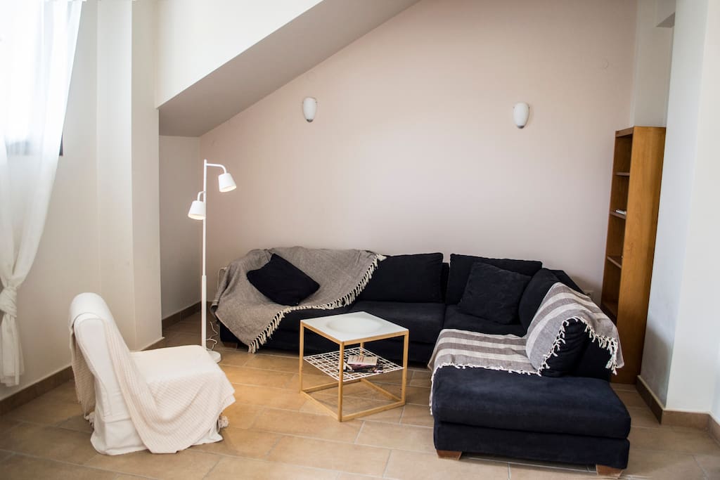 The sofa in the living room is so large and comfortable that it can be used as two single beds.