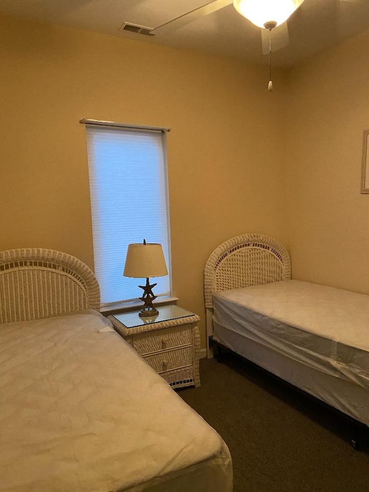 ห้องนอน 2 - ห้องพักน่ารักพร้อมเตียงเดี่ยววิคเกอร์สีขาว 2 หลัง