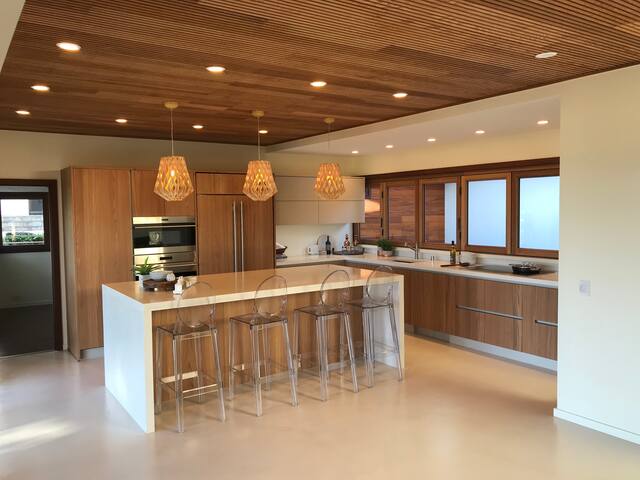 Spacious Modern Oceanview Hawaiian Barefoot Luxury gallery image 5