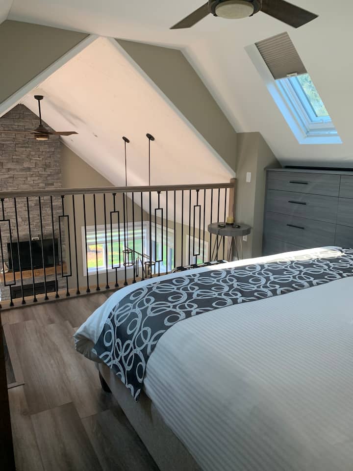 Таваните допускат много естествена светлина.