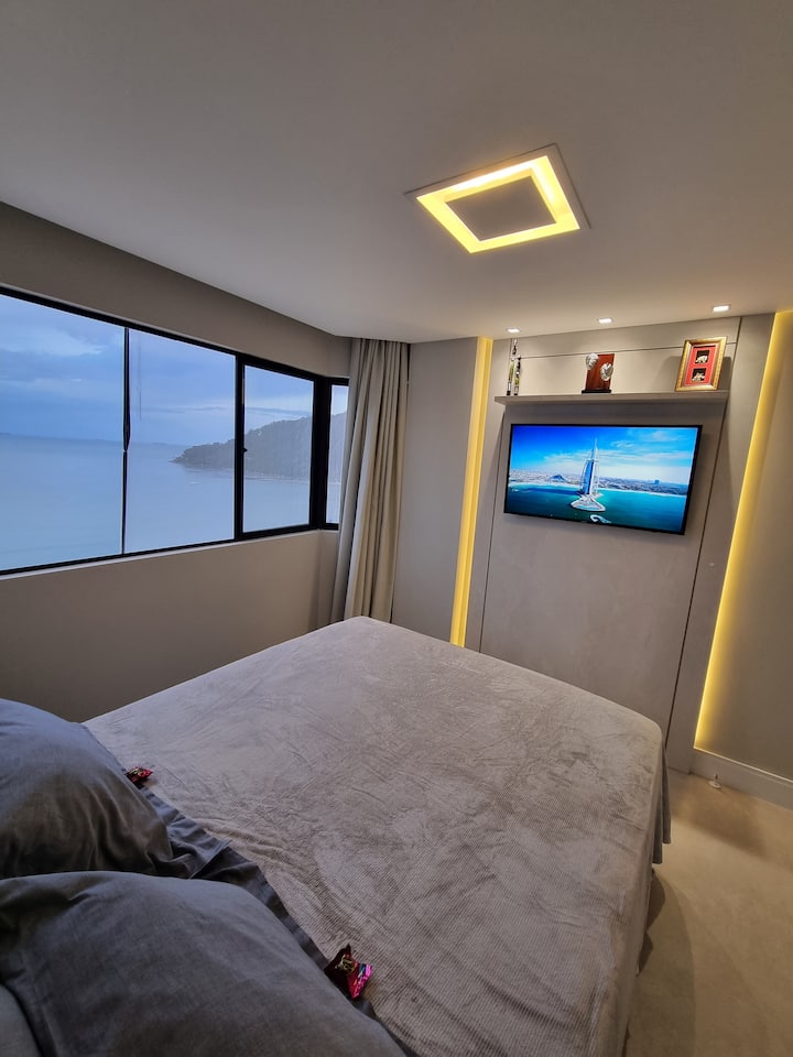 Кварцен апартман со спална соба.