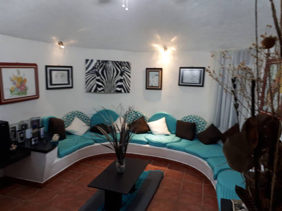 sala confortable y agradable para la convivencia familiar hasta 13 personas sentadas.