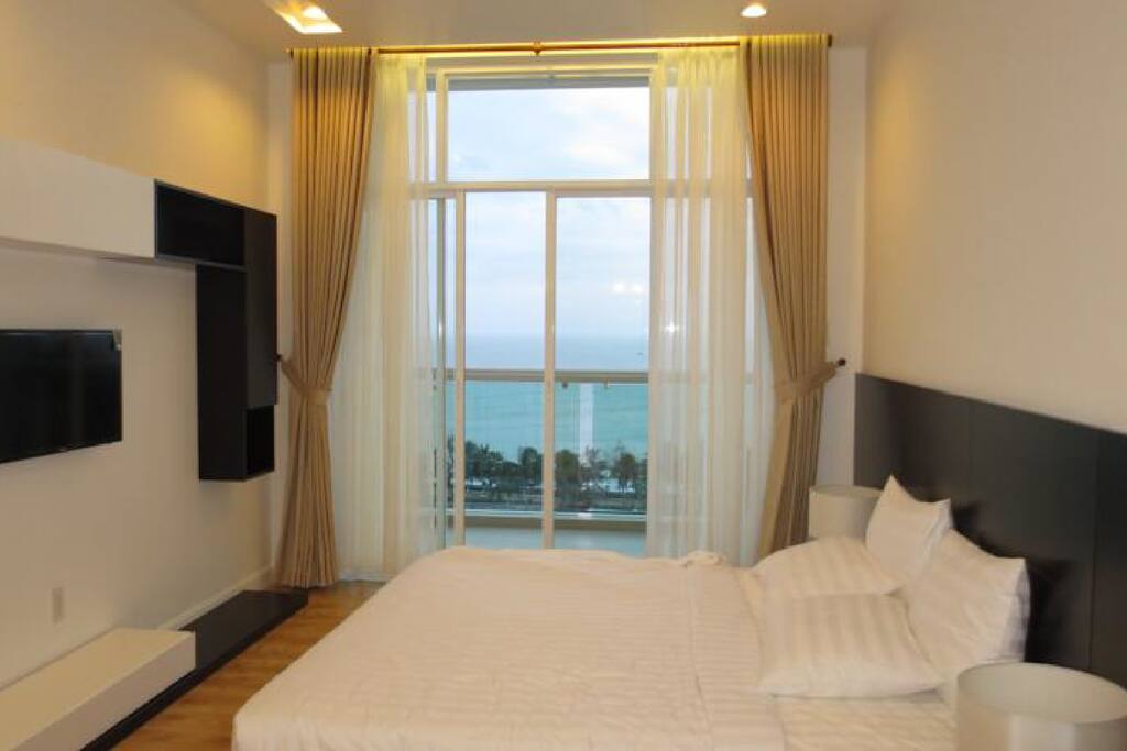Big-size bed, beach view