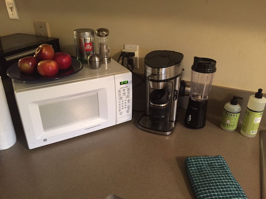 Microwave, individual coffeemaker and blender.