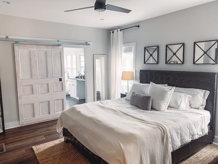 الطابق الأول غرفة النوم الرئيسية