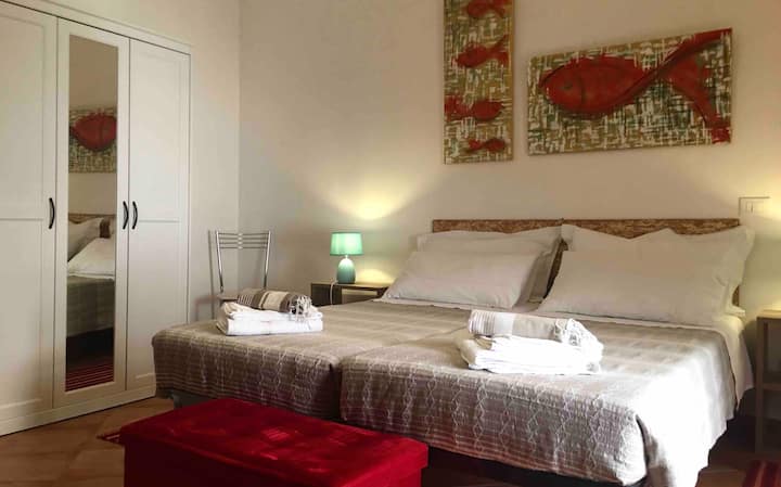 Საძინებელი N2 ორი ერთადგილიანი საწოლით 80*190. 
მოთხოვნისამებრ, საწოლი შეიძლება ორადგილიანი გახდეს, 
ოთახს აქვს სააბაზანო თქვენი ექსკლუზიური გამოყენებისთვის, რომლის კარიც წინაა, დერეფანში