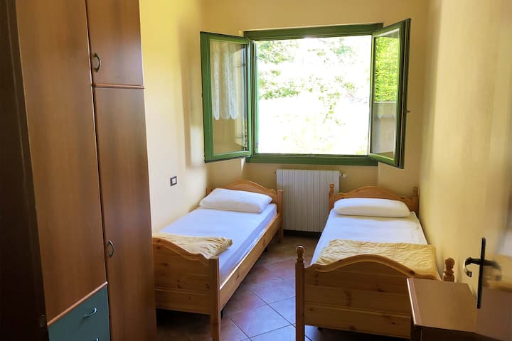 غرفة نوم تضم سريرين صغيرين