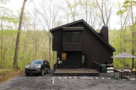 BLVCK Cabin in the Mountains near Bushkill Falls
