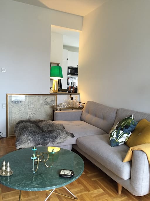 Nice and airy living room with open space to kitchen