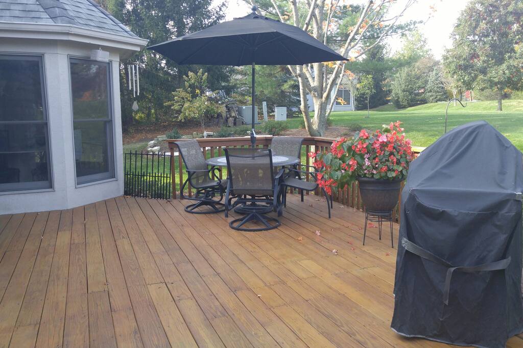 Deck w/gas grill