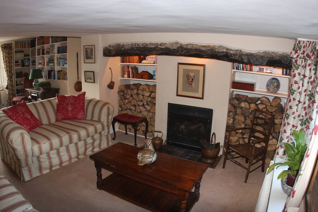 Lounge with open fireplace