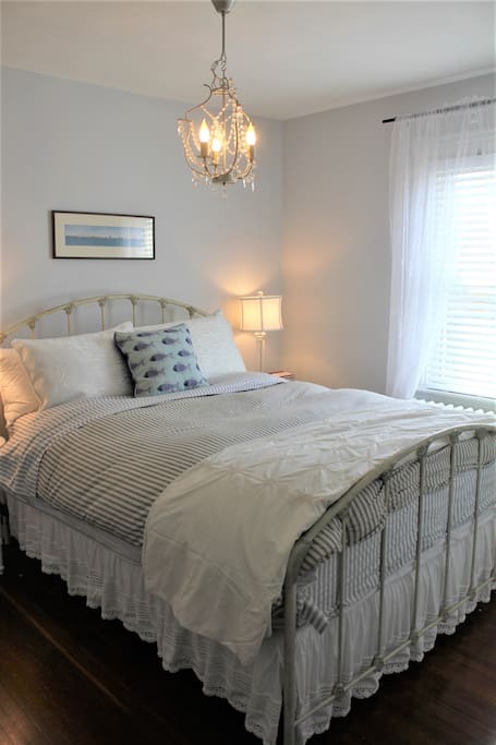 The Harbor Room, queen bed