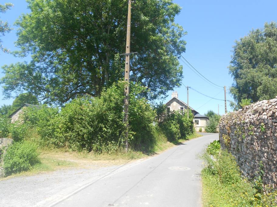 La maison vue depuis la rue du hameau 'Cabourg'
