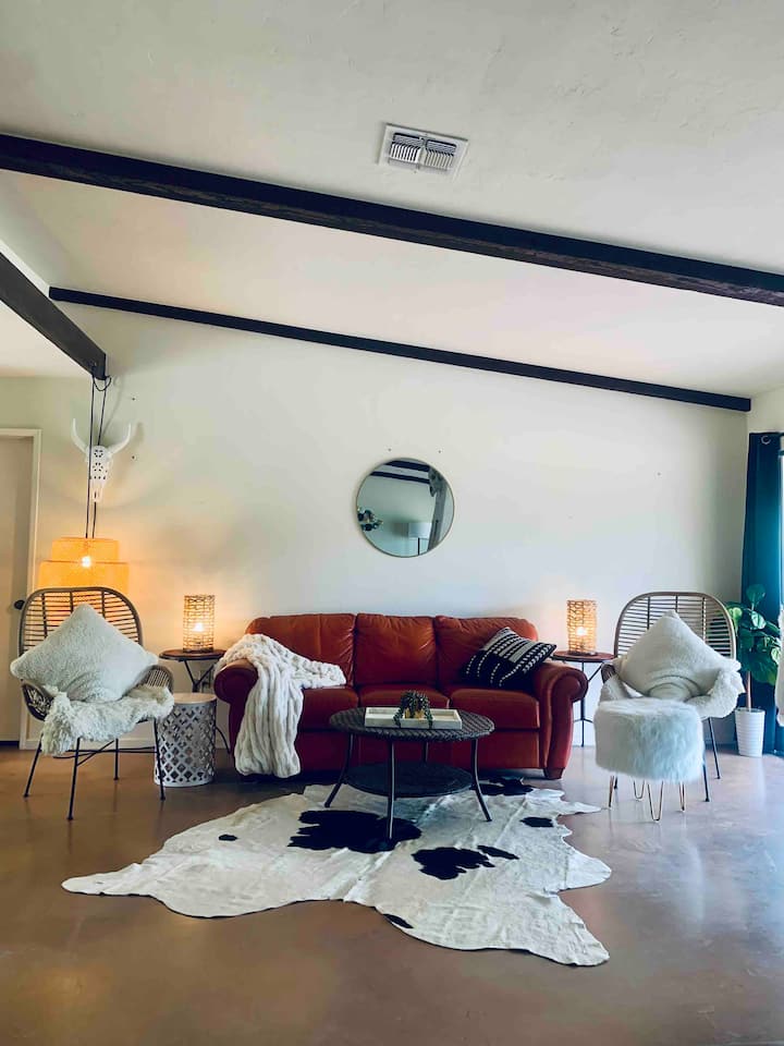 Estilo Adobe Santa Fe, espacio lleno de luz para reunirse