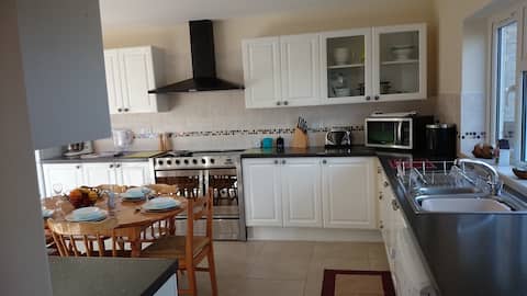 ENDEAVOUR- Perfect for Families (With breakfast)