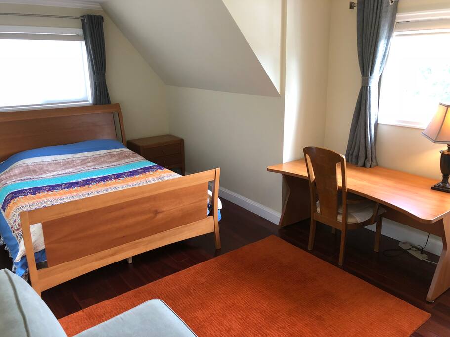 Main guest room located on the 2nd floor
二楼主客房,宽敞明亮