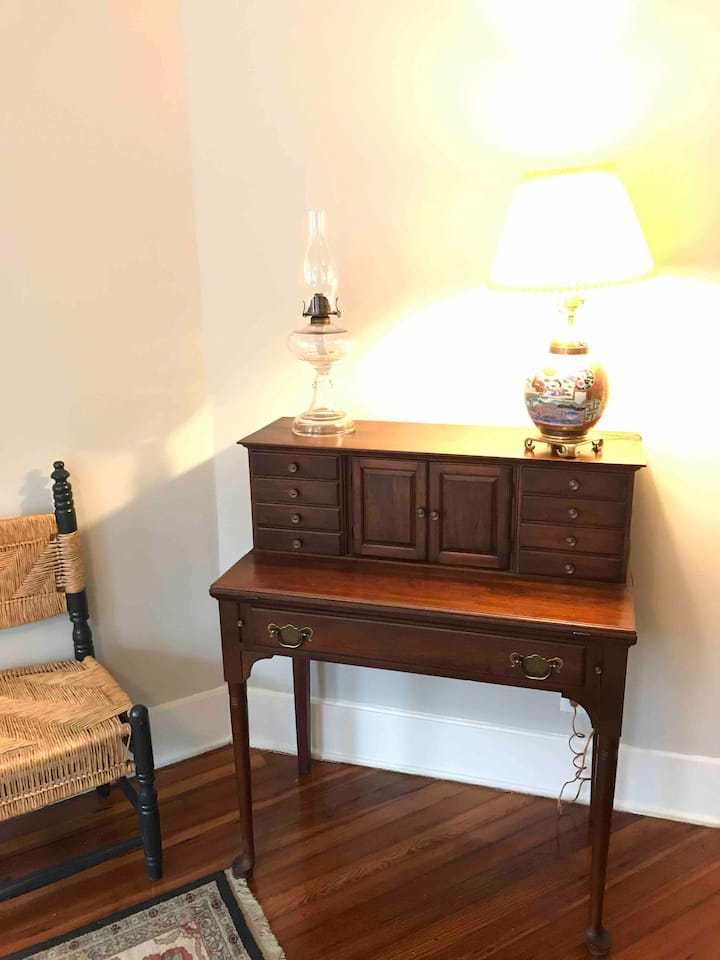 מזכירות שולחן עתיקות בסלון