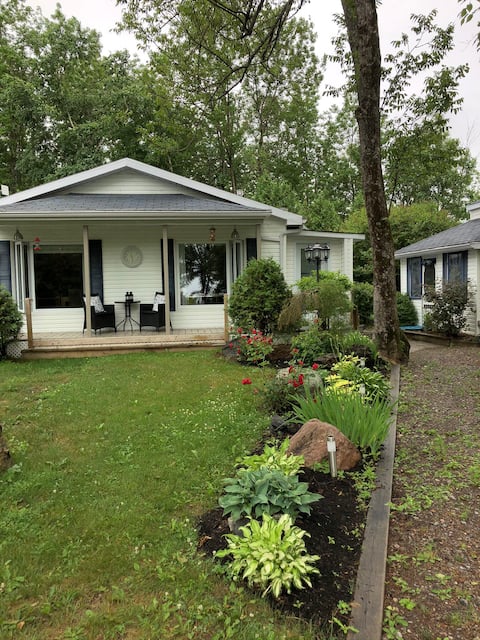 Cozy &amp; Intimate, Private Waterfront Terrace