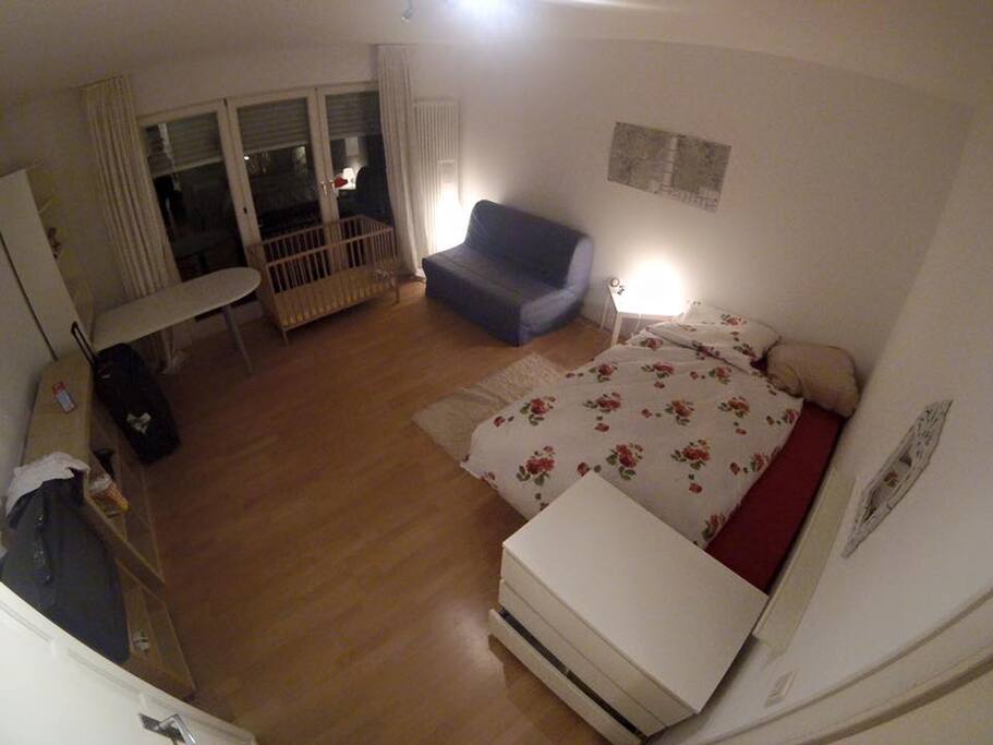 Schlaf-Wohnraum mit Doppelbett und Schlafsofa