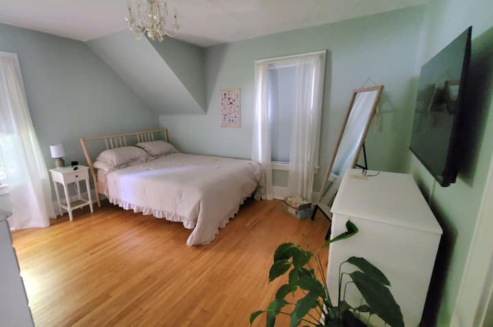 标准双人床，配备记忆泡沫床、电视和梳妆台 