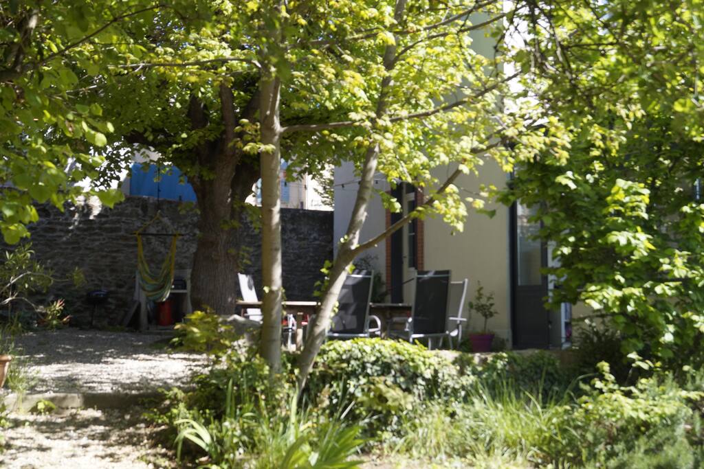 Espace repas sous le tilleul, avec plancha