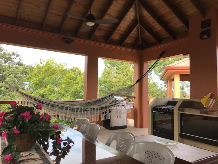 Odmorite se ispod natkrivene verande u ovoj dvostrukoj visećoj ležaljci