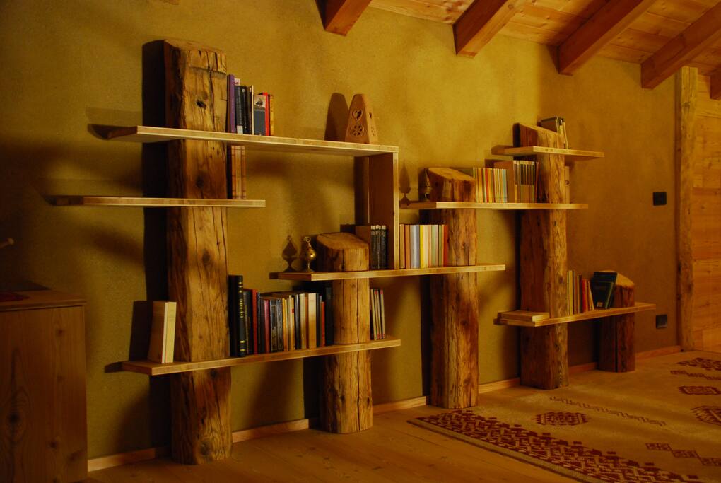 Libreria artistica su parete di argilla