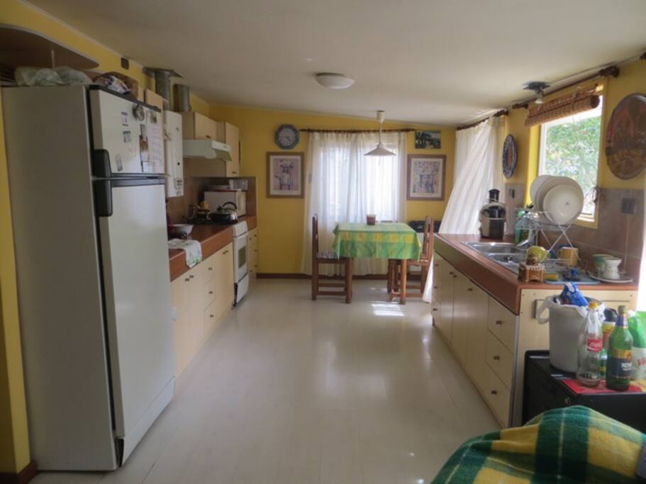 Amplia cocina equipada, lavaplatos doble.