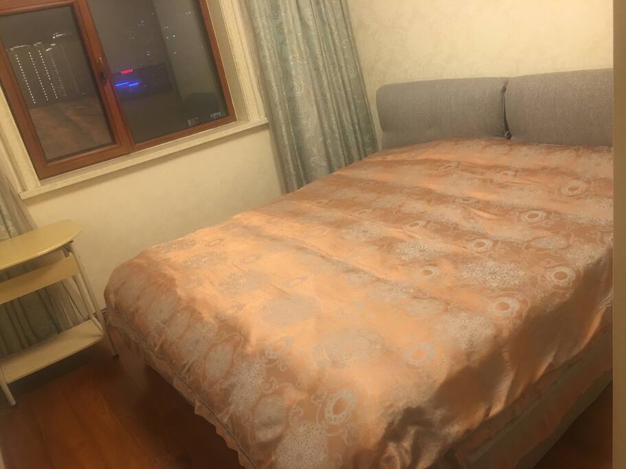 这是卧室里的大床! 2*2