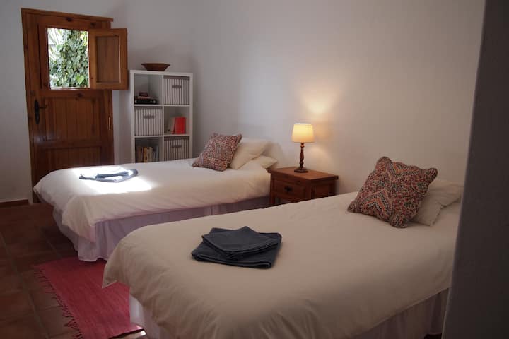 Оваа двокреветна соба е пространа и може да се смести детско креветче за патување, ако е потребно 