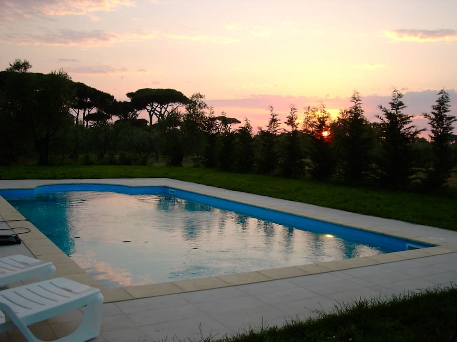 piscina al tramonto