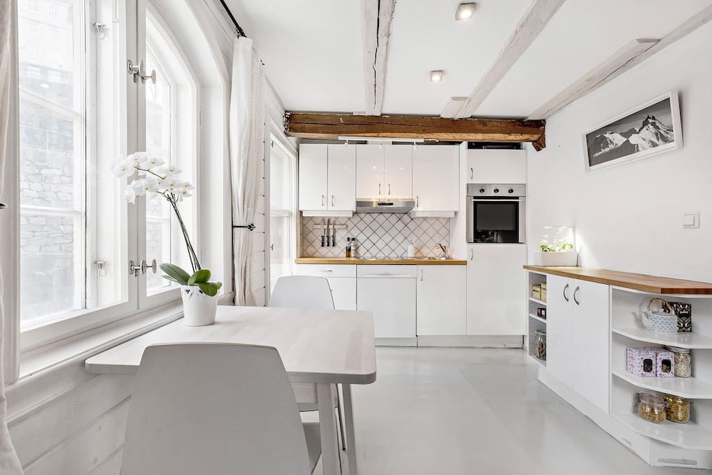 The kitchentable will be replaced with an extendable table for 4, also with chairs.
