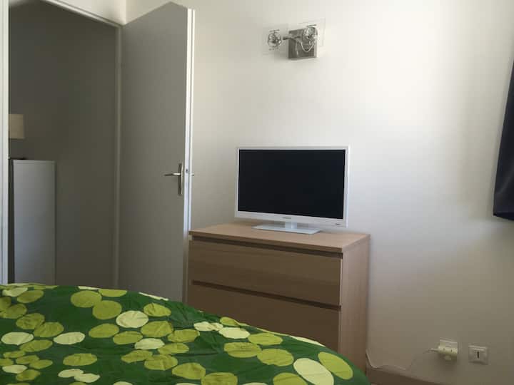 Დახურული ოთახი ბრტყელეკრანიანი ტელევიზორითა (TNT) და 3 ‑ უჯრიანი კომოდით