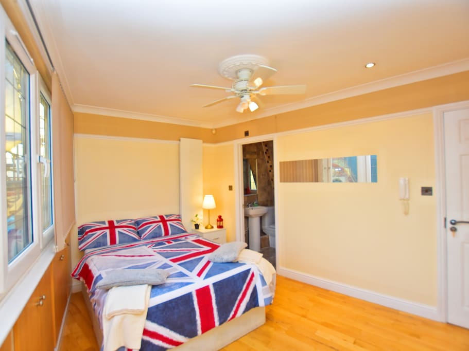 Photo: luxury double room with private bathroom.
Include: towels, bedding, wifi connection, 24/7 check in system and central heating.