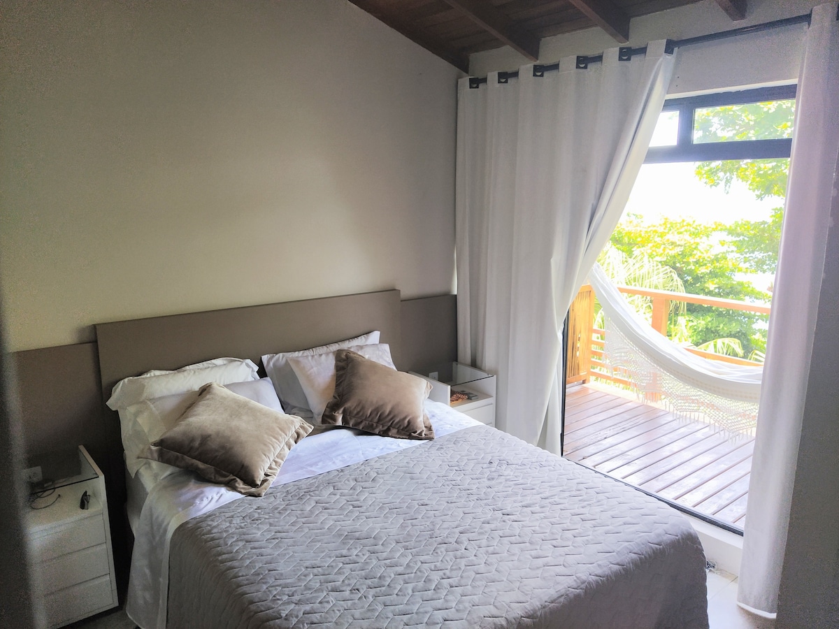 带阳台的套房，楼上有阳台和海景。 配有空调和吊扇 