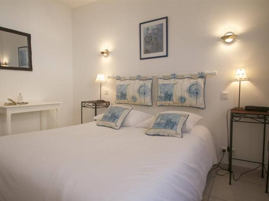 Chambre bleue et crème avec lit 160 cm et penderie-dressing