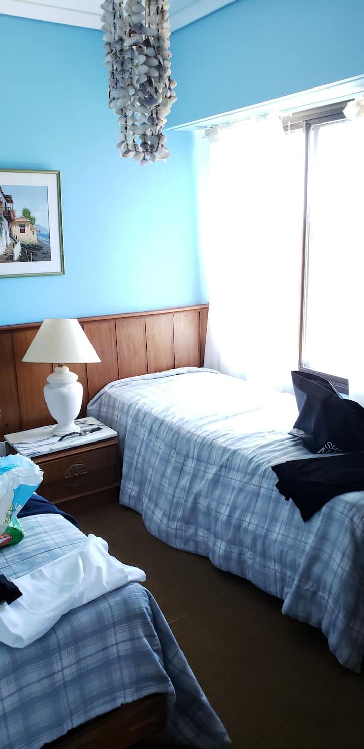 Soba s dva kreveta s bračnim krevetom 